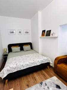 um quarto com uma cama num quarto branco em GREEN Apartment em Riga