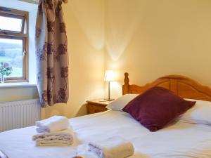 a bedroom with a bed with towels on it at The Stable - Uk10271 in Appersett