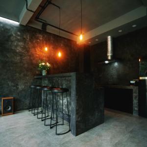 eine Bar mit Hockern in einem Zimmer mit einer Theke in der Unterkunft SURFLAB VILLA in Balian