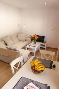 a living room with a table with bananas on it at Mary (A): Confort y playa. in Breña Baja