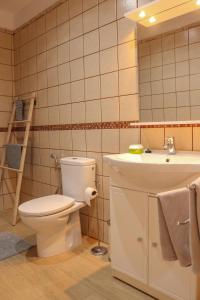 a bathroom with a toilet and a sink and a mirror at Mary (A): Confort y playa. in Breña Baja