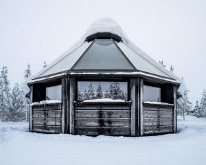 un gazebo nella neve con la neve di Northern Lights Village Pyhä a Pyhätunturi