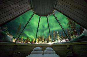 Voodi või voodid majutusasutuse Northern Lights Village Pyhä toas