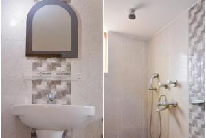 een badkamer met een wastafel en een douche met een spiegel bij Goroomgo Caroline Homestay Bhubaneswar in Bhubaneshwar