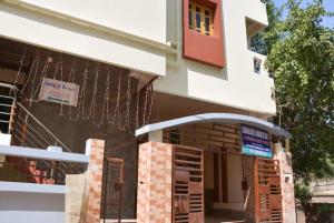 een gebouw met een bord aan de zijkant bij Goroomgo Caroline Homestay Bhubaneswar in Bhubaneshwar