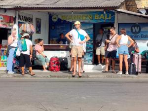 eine Gruppe von Menschen, die vor einem Laden stehen in der Unterkunft GiliFerries Semaya One Cruise in Padangbai