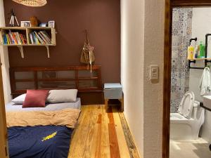 1 dormitorio con 1 cama y baño con aseo en Hostel-John Cafe and Beer en Da Lat