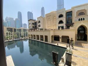 Bazén v ubytování Lux BnB I Souk Al Bahar I Burj Khalifa Views nebo v jeho okolí