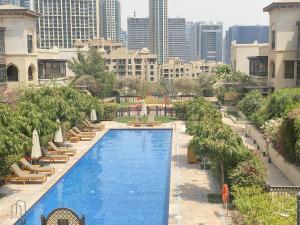 Výhled na bazén z ubytování Lux BnB I Souk Al Bahar I Burj Khalifa Views nebo okolí