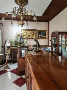 una cucina con ripiano in legno in una camera di Twin Room in Casa de Piedra Pension House 