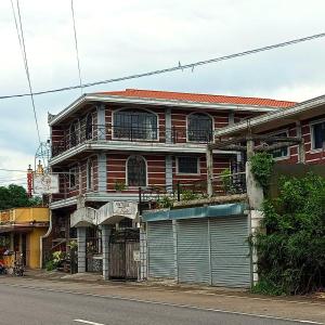 un bâtiment avec deux portes de garage sur le côté d'une rue dans l'établissement Twin Room in Casa de Piedra Pension House, 