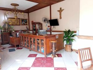 una stanza con un bancone in legno e una croce sul muro di Twin Room in Casa de Piedra Pension House 