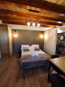 1 dormitorio con 1 cama grande en una habitación en 27A01 Casa Uría - Cam. Santiago, en Berducedo