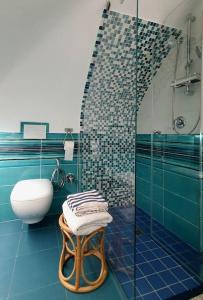y baño con ducha, aseo y lavamanos. en BeachHouse Ischia, en Isquia