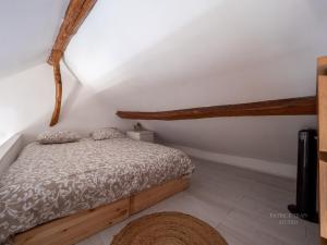 a bedroom with a bed in a attic at Maison triplex 6 personnes près de Disney et Paris in Montévrain