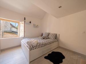 1 dormitorio con cama y ventana en Maison triplex 6 personnes près de Disney et Paris, en Montévrain