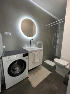 een badkamer met een wasmachine en een wastafel bij Apartment Rzeszów Karolina in Rzeszów