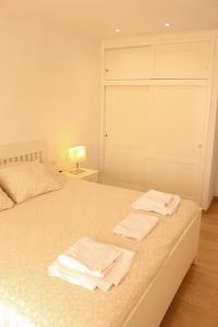 a bedroom with a bed with two towels on it at Inés (B): Relax y playa. in Breña Baja