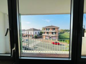 ventana con vistas a la calle y al edificio en Casa Romana, en Spinetta Marengo