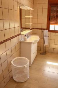 a white bathroom with a sink and a mirror at Inés (B): Relax y playa. in Breña Baja