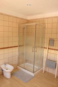 a bathroom with a shower and a toilet at Inés (B): Relax y playa. in Breña Baja