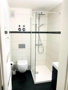 ein Bad mit einer Dusche und einem WC in der Unterkunft Zollernalb-Apartment G6 in Albstadt