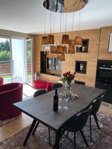 ein Esszimmer mit einem Tisch und Weingläsern in der Unterkunft Luxury apartment in Crans-Montana