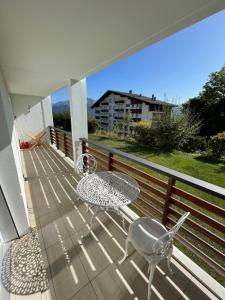 eine Terrasse mit einem Tisch und Stühlen auf dem Balkon in der Unterkunft Luxury apartment in Crans-Montana