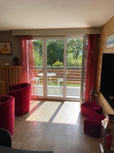 sala de estar con puerta corredera de cristal y patio en Luxury apartment, en Crans-Montana