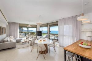 Posezení v ubytování #Breathtaking 4BR/3BA Duplex Seafront