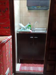 Baño pequeño con lavabo y lavabo en Catania Sicula Folk, en Catania