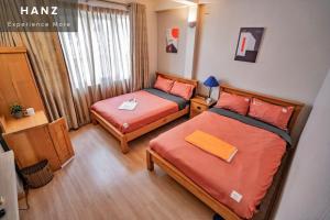 Un pat sau paturi într-o cameră la Luan Vu Hotel