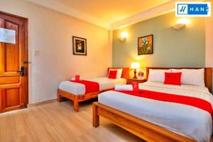 Giường trong phòng chung tại Luan Vu Hotel