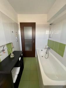 y baño con bañera y lavamanos. en Apartament 1 camera, zona centrala, en Iaşi