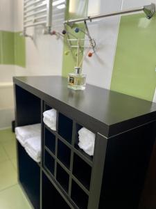 un mostrador negro en un baño con espejo en Apartament 1 camera, zona centrala, en Iaşi