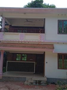 Casa blanca grande con porche y balcón en The Peace Grove, en Varkala