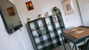 um quarto com uma mesa e uma prateleira com livros em Affittacamere MADE IN PISA Locazione Turistica em Pisa