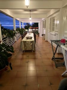 a room with a table and chairs on a balcony at Kaz Zézère ô coeur du Bras Creux Tampon in Le Tampon