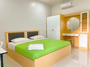 A bed or beds in a room at บ้านพักสิริ มุกดาหาร (Baan Siri Mukdahan)