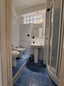 a bathroom with two toilets and a sink and a mirror at B&B Tenuta Campo Magliano in Bigliolo