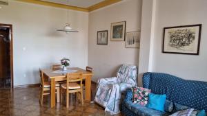 uma sala de estar com um sofá, uma mesa e cadeiras em Casa Parco Leati em Ferrara
