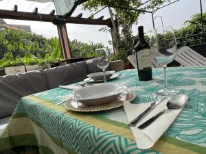 una mesa con un plato y copas de vino. en Villa Formosa, en Funchal