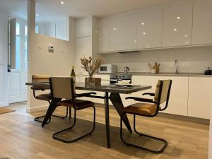 a kitchen with a table and chairs in a room at CoruñaFlat Apartamentos con encanto en el centro de A Coruña in A Coruña