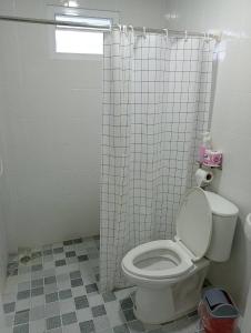 A bathroom at บ้านฮิมฝั่งแกน BanHimFangKhaen
