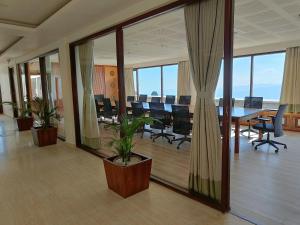 una sala conferenze con tavolo, sedie e finestre di Hotel Annapurna View Sarangkot a Pokhara