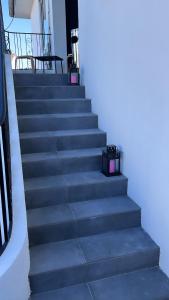 a set of stairs with a black box on it at Maison jardin paisible 1 chambre in Mérignac
