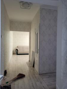 - un salon avec un canapé blanc et une porte dans l'établissement Apart 4 Micro District near Orto Say Bazar, à Bishkek