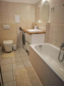Kúpeľňa v ubytovaní Panoráma Gold Wellness Apartman