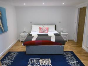 1 dormitorio con 1 cama con 2 mesitas de noche en Kings Road a new development with unique features en Newbury