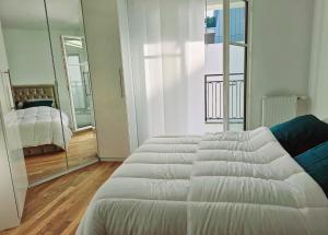 Ένα ή περισσότερα κρεβάτια σε δωμάτιο στο The LUXURY in PARIS Terrace Apartment